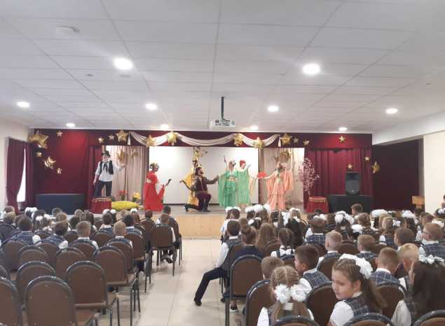 Артисты группы «Калейдоскоп» подарили школьникам на День знаний спектакль